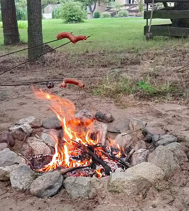 ognisko z kiełbaskami